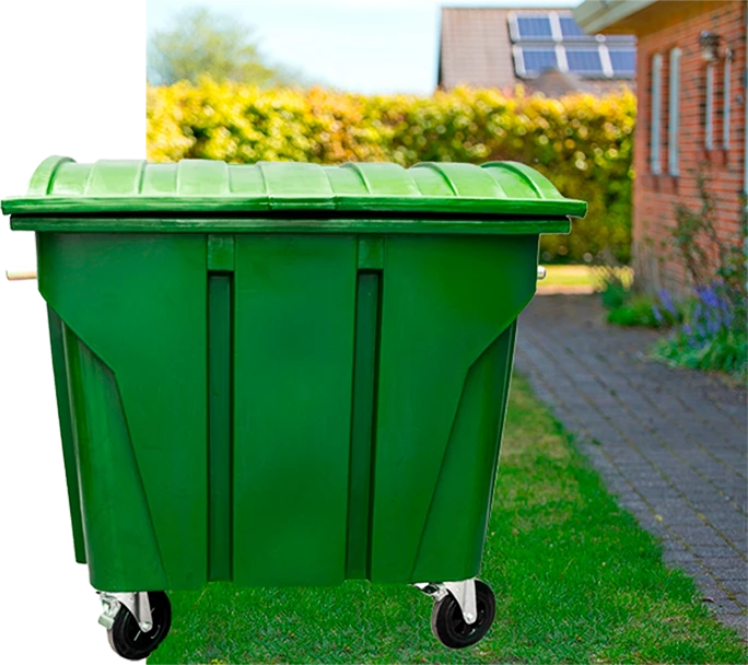 Containers verdes de lixo para coleta seletiva alinhados em local público