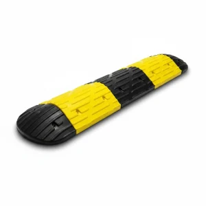 Lombada de Borracha M2 com acabamento de alta qualidade, ideal para controle de velocidade em estacionamentos e vias internas.